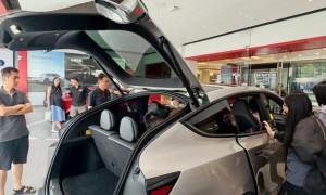 特斯拉Model Y L卖爆了！6天卖空一个月产能，工作日顾客挤爆门店