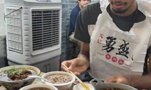 文班亚马低调现身北京 逛顶级商场+品尝牛肉面