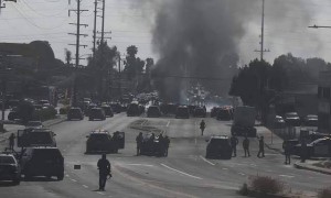 洛杉矶抗议升级，中方记者刚传回现场画面，突遭美国警察“枪击”