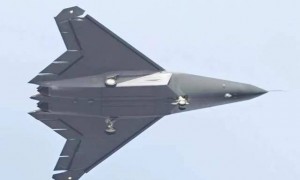 歼-36隐形战斗机正面照首次曝光，机鼻有“神秘黄金部件”