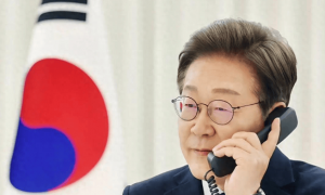朝鲜军舰扶正后，罕见一幕上演！李在明突然致电中方，亲自作出保证