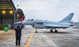 歼-10C实战大放异彩，泰国看了一眼，为何转头去买西方战机